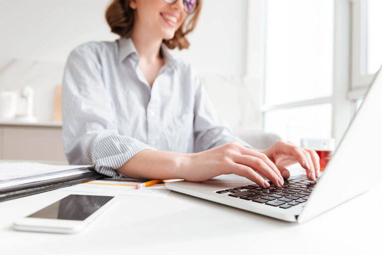 Trabalhar em casa pela Internet: 4 Profissões para quem gosta de escrever