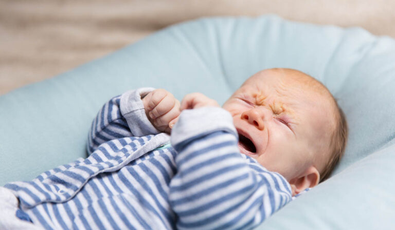 Como Saber Se o Bebê Está Com Cólica e Como Ajudar Aliviar