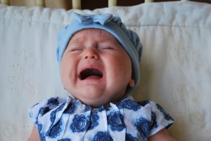 Bebê chorando sem motivo? Saiba o que fazer